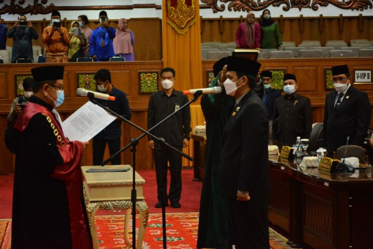 Faisal Riza dilantik Wakil Ketua Pengadilan Tinggi Agama, Zulkifli Yus melalui sidang paripurna DPRD Provinsi Jambi, Selasa (4/1) sore.