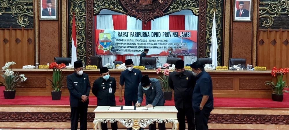 DPRD Provinsi Jambi menggelar sidang paripurna pengambilan keputusan terhadap dua Ranperda Provinsi Jambi di ruang paripurna DPRD Provinsi Jambi, Selasa (1/3/2022) malam