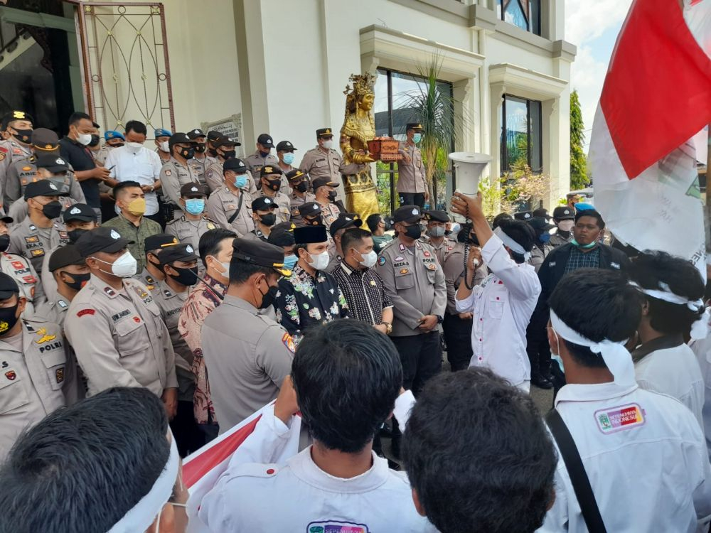 Edi Purwanto saat menerima pendemo