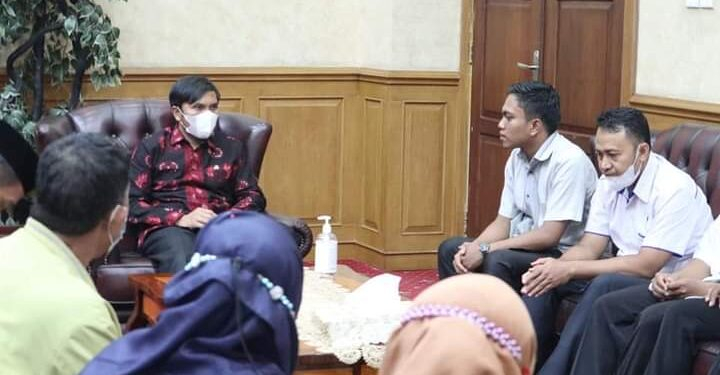 Ketua DPRD Edi saat terima pegawai Honorer Kategori Dua (K2) diruang kerja