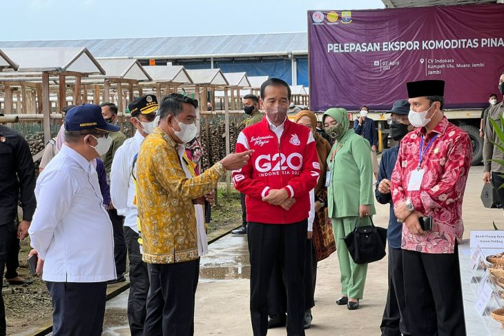 Ketua DPRD Provinsi Jambi, Edi Purwanto saat mendampingi Presiden Jokowi melepas ekspor 7 kontainer pinang dari CV Indokara di kawasan Kumpeh Ulu, Muarojambi.