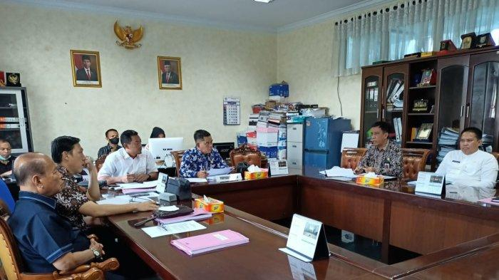 Anggota DPRD Provinsi Jambi hearing bersama Disnakertrans Provinsi Jambi.