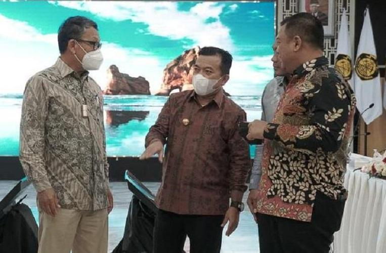 Gubernur usai mengikuti Rapat Kerja Sama Penanganan Sumur Masyarakat di Provinsi Jambi dan Provinsi Sumatera Selatan bersama Menteri ESDM RI Jum’at (22/04/2022) sore.