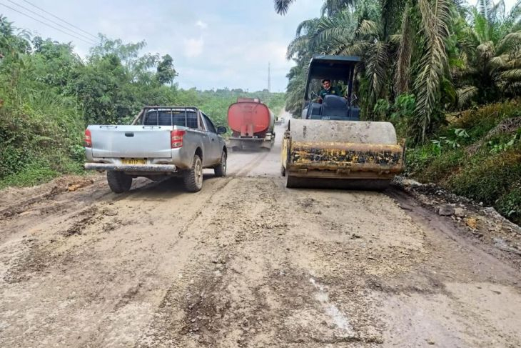 Perbaikan Jalan Tempino-Bajubang, Jambi, untuk dijadikan jalur truk batu bara