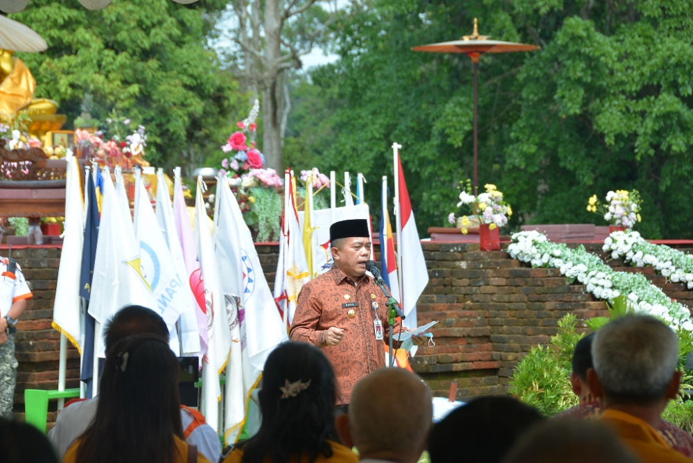 Al Haris saat menyampaikan sambutan pada acara Peringatan Hari Raya Waisak, bertempat di Candi Kedaton Muaro Jambi, Minggu (22/05/2022).