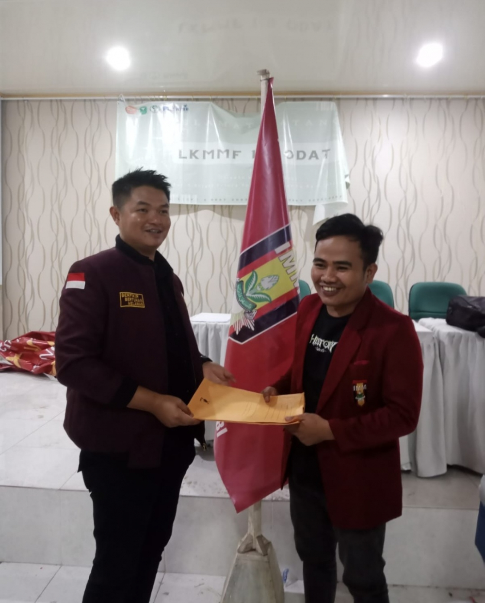 Muhammad Awal selalu Ketua DPD IMM Provinsi Jambi periode 2018-2022 menyerahkan ma dan ke Nurman Sahdi Pimpin perahu IMM Provinsi Jambi untuk periode 2022-2024. 