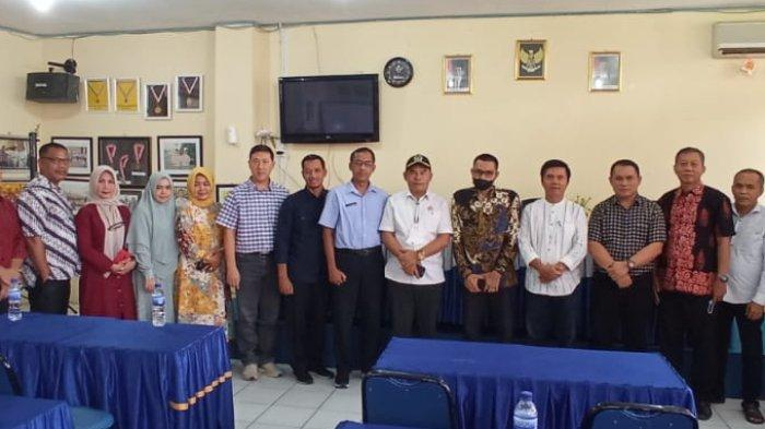 Foto usai hearing Komisi IV DPRD Provinsi Jambi dengan  pihak SMAN Titian Teras Abdurachman Sayoeti. 