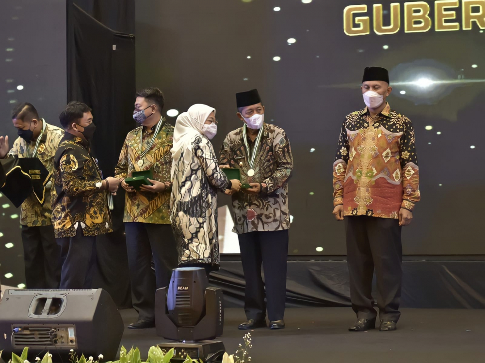 Wagub Abdullah Sani menerima Penghargaan Pembina K3 Tahun 2022 dari Menteri Ketenagakerjaan RI, Ida Fauziyah, yang berlangsung di Ruang Birawa Hotel Bidakara - Jakarta Selatan, Selasa (24/05/2022).