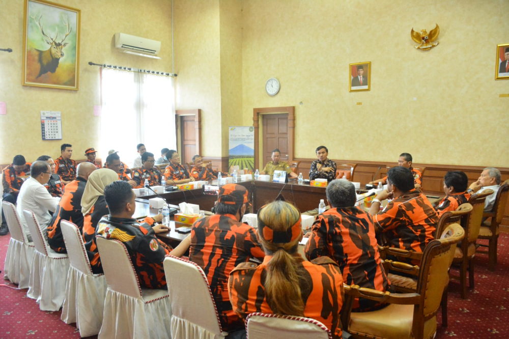 Ketua DPRD Provinsi Jambi Edi Purwanto menerima audiensi dari puluhan pengurus MPW Pemuda Pancasila (PP) Provinsi Jambi di Gedung DPRD, Senin (13/6/2022).