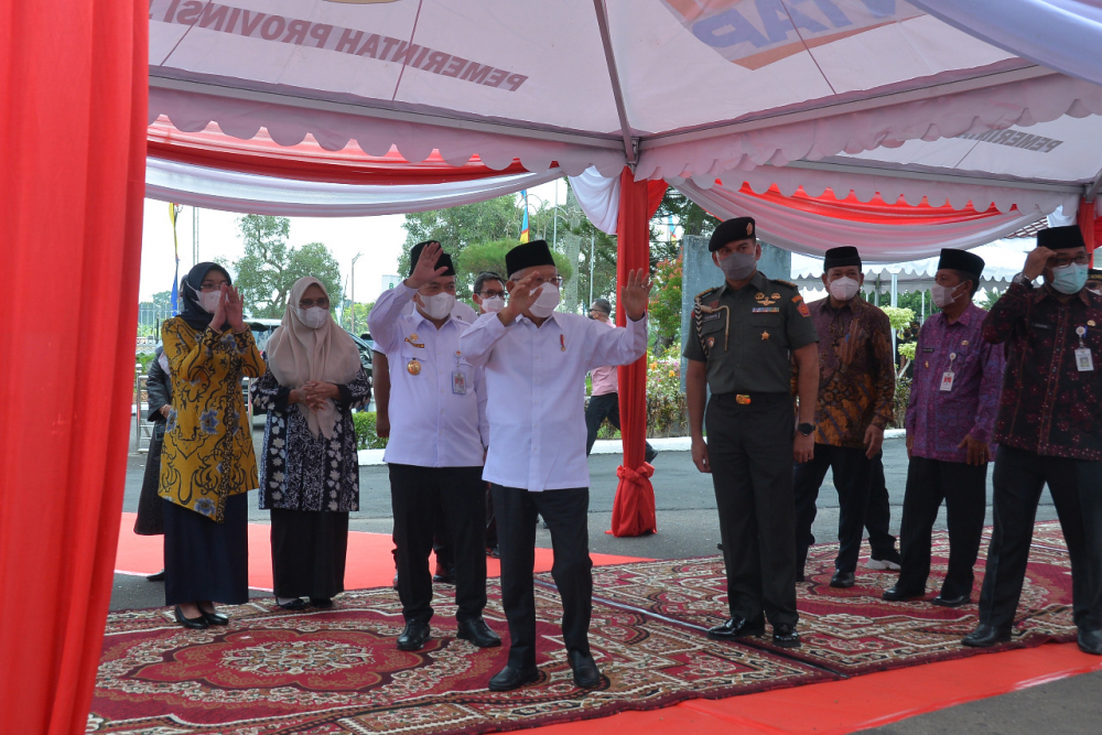 Gubernur Jambi Al Haris berserta istri, Hj.Hesnidar Haris secara langsung mendampingi Wakil Presiden Republik Indonesia (Wapres RI), Prof.Dr(H.C).K.H. Maruf Amin beserta Ibu Hj. Wury Maruf Amin saat melakukan kunjungan kerja (kunker) ke Provinsi Jambi, Rabu (15/06/2022).