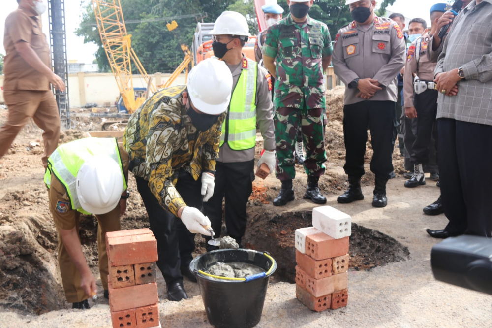 Waka Pinto saat melatkan batu pembangunan Gedung Siginjai Sakti Wira Bhakti