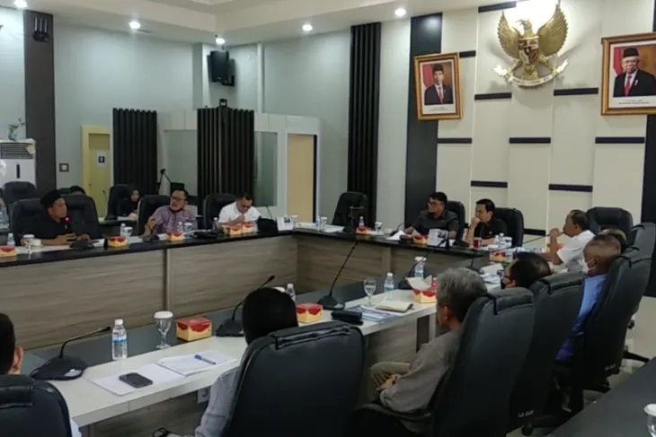 Hearing Komisi III DPRD Provinsi Jambi bersama Dinas PUPR Provinsi Jambi terkait rencana pembangunan stadion sepak bola, Jumat (15/7).