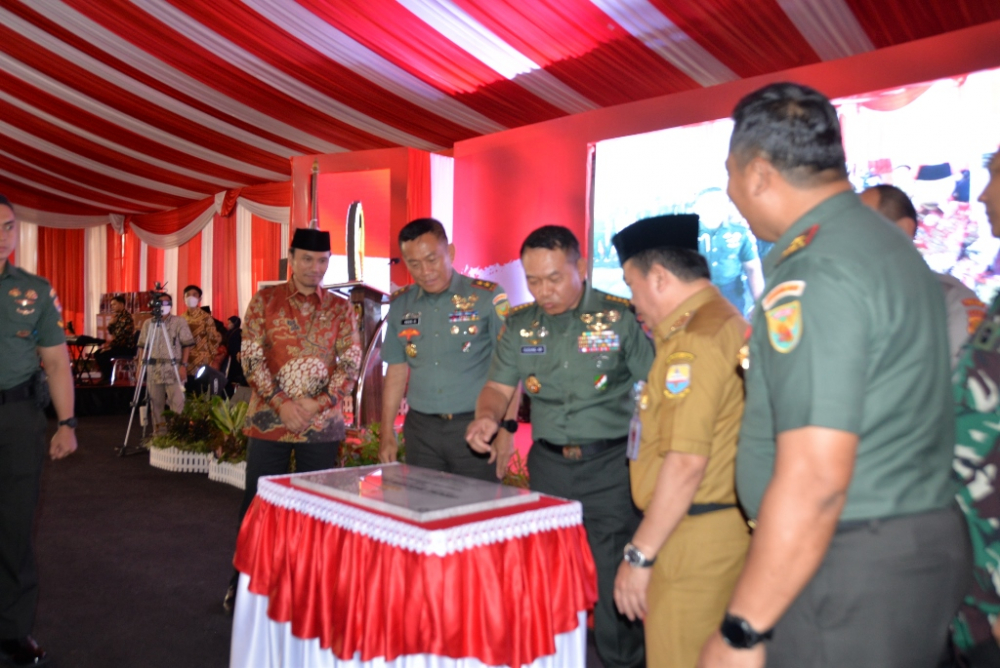 Ketua DPRD Provinsi Jambi, Edi Purwanto menghadiri kegiatan peresmian gedung makorem 042 Gapu, Selasa (19/7).