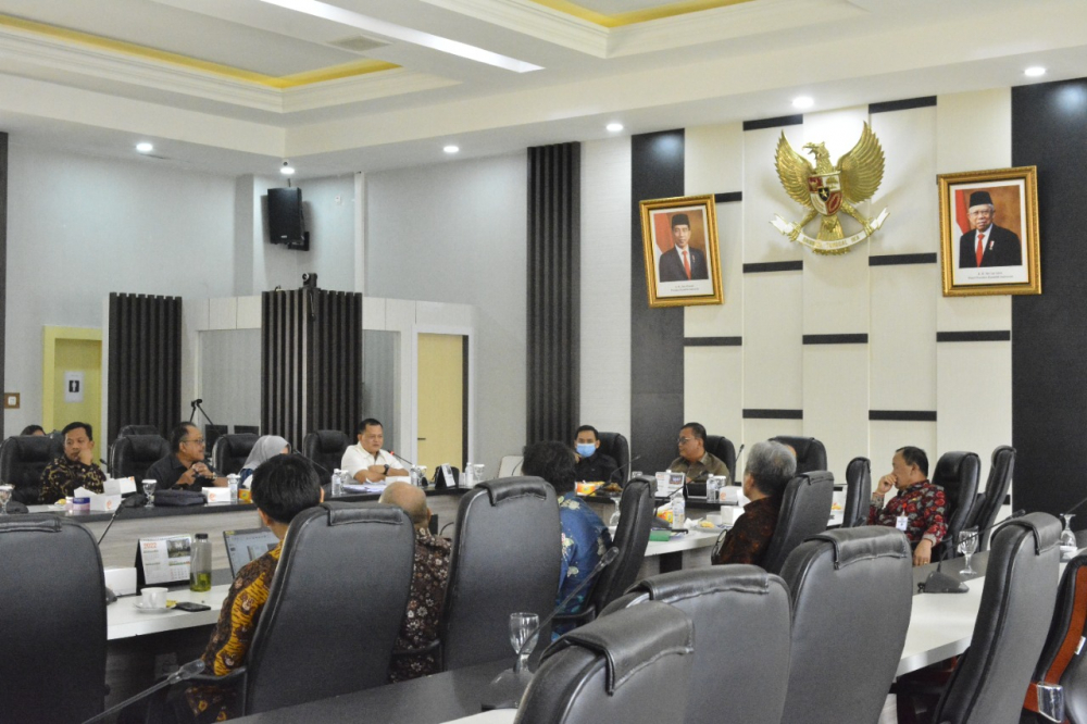 Komisi III DPRD Provinsi Jambi menggelar hearing bersama Dinas PUPR provinsi Jambi dan konsultan pembangunan Stadion oleh pemerintah Provinsi Jambi (21/7) kemarin.