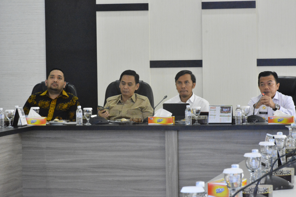 Ketua DPRD Provinsi Jambi Edi Purwanto bersama Gubernur 