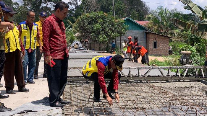 Ketua DPRD Provinsi Jambi, Edi Purwanto melakukan peninjauan langsung terhadap proyek pengerjaan jalan yang dilakukan oleh Dinas PUPR Provinsi Jambi di Desa Sumber Jaya, Kecamatan Kumpeh, Kabupaten Muarojambi, Selasa (23/8).