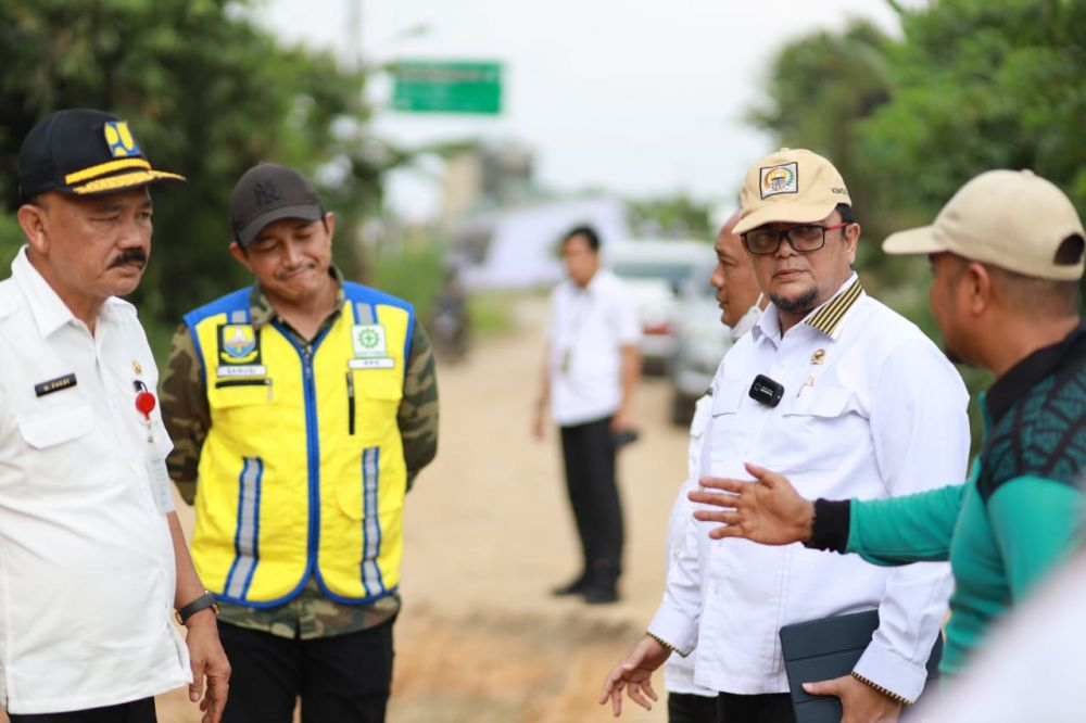 Wakil Ketua Komisi III DPRD Provinsi Jambi Ivan Wirata (IW) menindaklanjuti laporan warga terkait kerusakan jalan dengan mengajak langsung Kepala Dinas (Kadis) PUPR M Fauzi langsung ke lokasi.