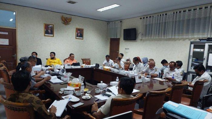 Komisi III DPRD Provinsi Jambi melaksanakan rapat dengar pendapat bersama dengan Dinas Perhubungan Provinsi Jambi 