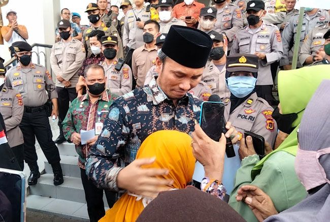 Ketua DPRD Provinsi Jambi Edi Purwanto saat merangkul nenek yang ikut demo depan Gedung DPRD Provinsi Jambi 