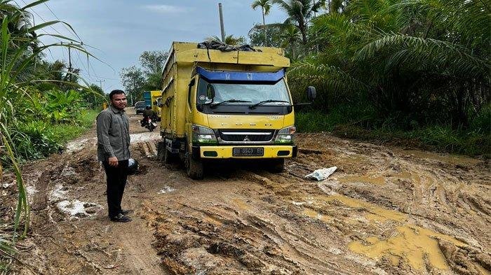 Kerusakan jalan milik Provinsi di Senyerang, Kabupaten Tanjung Jabung Barat yang diperbaiki Dinas PUPR Jambi. 