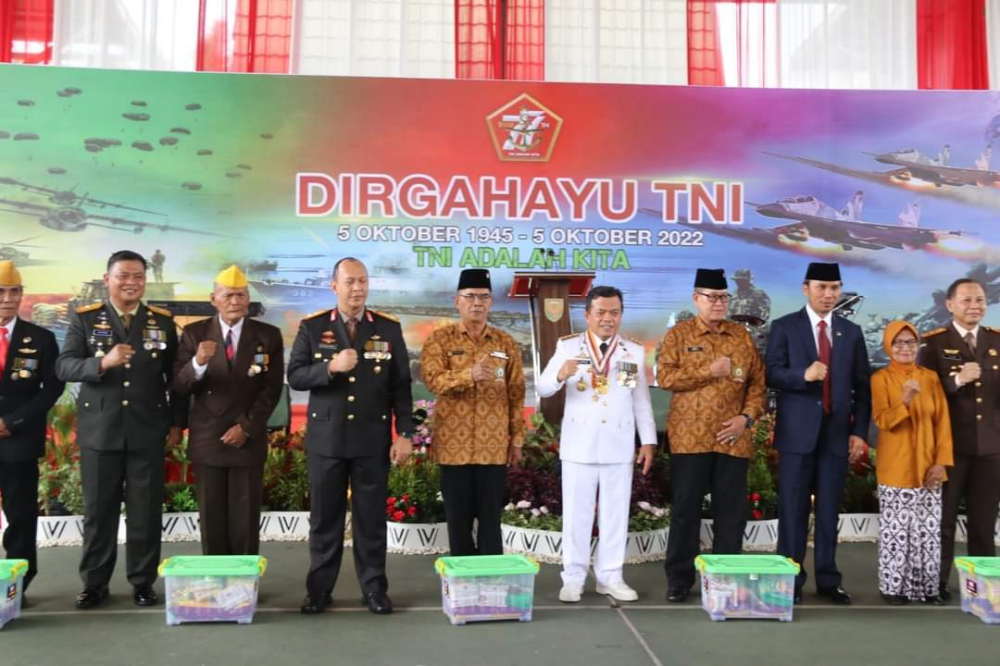 Ketua DPRD Provinsi Jambi Edi Purwanto hadiri upacara peringatan HUT TNI ke-77 di Lapangan Makorem 042/Gapu. Rabu, (5/10/2022)