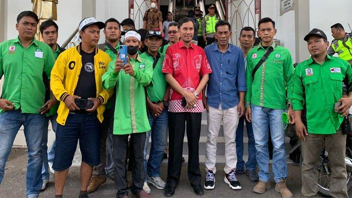 Ketua DPRD Edi Purwanto didamping Anggota DPRD Rusdi menyambut Konferedasi Serikat Buruh Seluruh Indonesia (KSBSI) melakukan aksi unjuk rasa di depan Gedung DPRD Provinsi Jambi, Senin (10/10). 