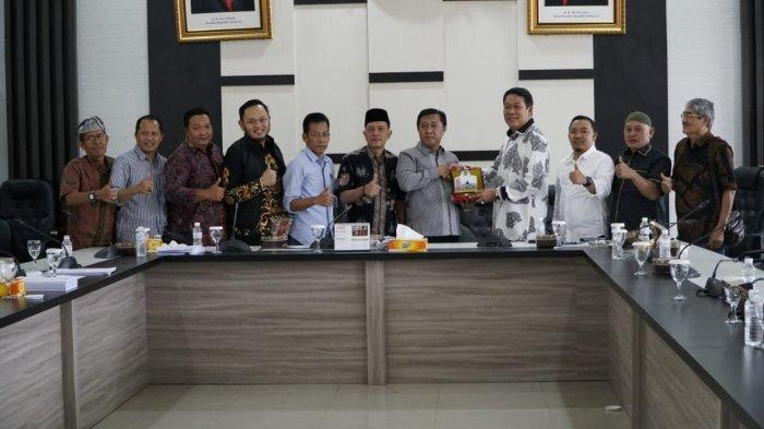 Dewan Perwakilan Rakyat Daerah (DPRD) Provinsi Jambi menerima kunjungan kerja dari Komisi I DPRD Provinsi Bengkulu, Jumat (14/10/22).