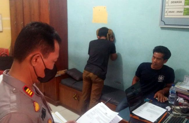 Sepasang pria diamankan warga karena diduga berbuat mesum di kamar mandi salah satu masjid di kawasan Pematang Sulur, Kecamatan Telanaipura, Kota Jambi, Senin (7/11/2022).