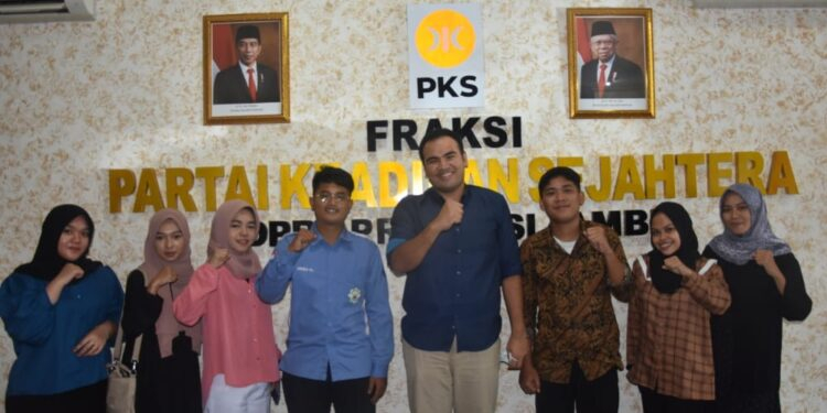 Anggota DPRD Provinsi Jambi, Mohd Rendra diskusi dengan Organisasi Ikatan Mahasiswa Tanjung Jabung Barat, Kamis (17/11/2022).