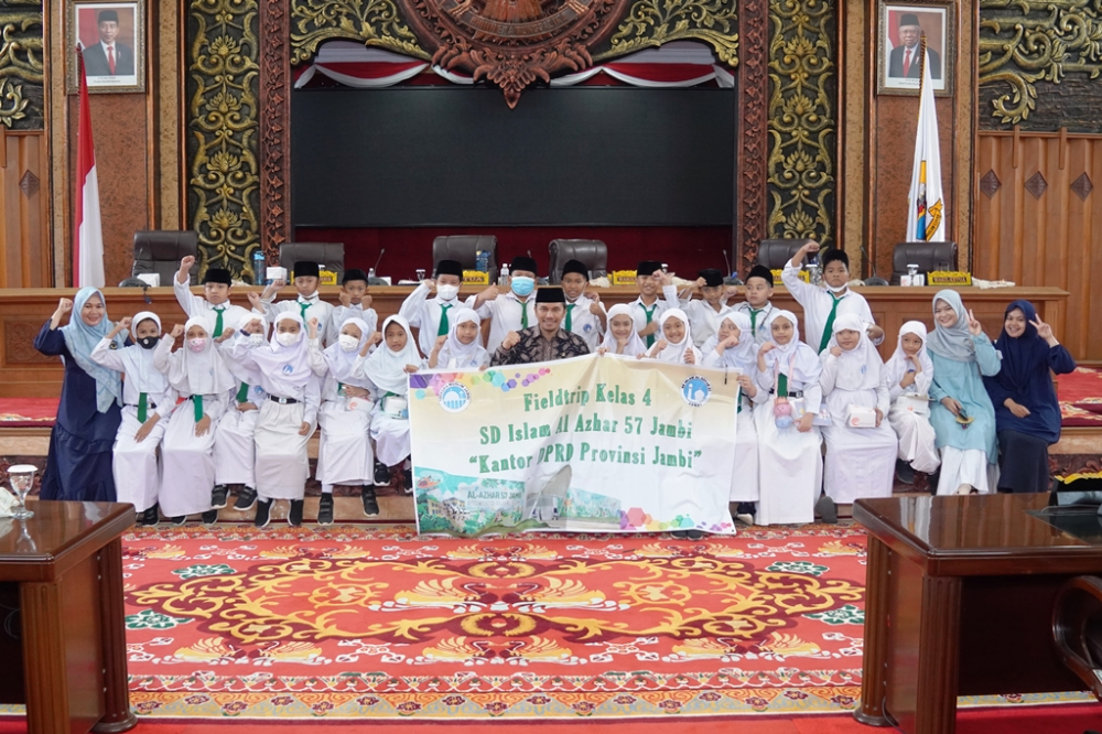 Ketua DPRD Provinsi Edi Purwanto foto bersamaPuluhan siswa kelas 4 SD Islam Al Azhar 57 Jambi melakukan fieldtri diruang rapat paripurna 