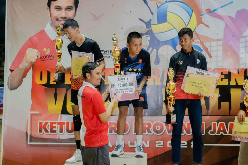 Ketua DPRD Provinsi Jambi Edi Purwanto resmi menutup open turnament volly ball piala Ketua DPRD Provinsi Jambi, Rabu malam (30/11/2022) di Gor Kota Jambi.