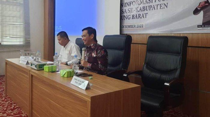 Wakil Ketua DPRD Provinsi Jambi Faizal Riza memberikan materi Standar Layanan Informasi Publik (SLIP) bagi kepala desa dan camat se-Kabupaten Tanjung Jabung Barat, Selasa (13/12/22).