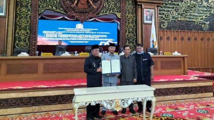 DPRD Provinsi Jambi bersama Pemerintah Provinsi Jambi resmi mengesahkan tiga ranperda Pemprov Jambi jadi Perda.