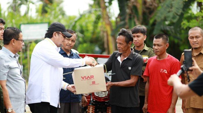 Anggota DPRD Provinsi Jambi Ivan Wirata kembali menyerahkan bantuan pada kelompok tani bina lestari di Desa Kasang Kota Karang, Kecamatan Kumpe Ulu, Muarojambi.