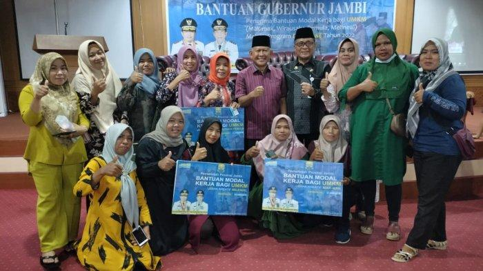 Anggota DPRD Provinsi Jambi, Abdul Khafid melakukan penyerahan Bantuan Gubernur Jambi kepada Penerima bantuan modal kerja bagi UMKM untuk emak-emak, Wirausaha pemula, Milenial.