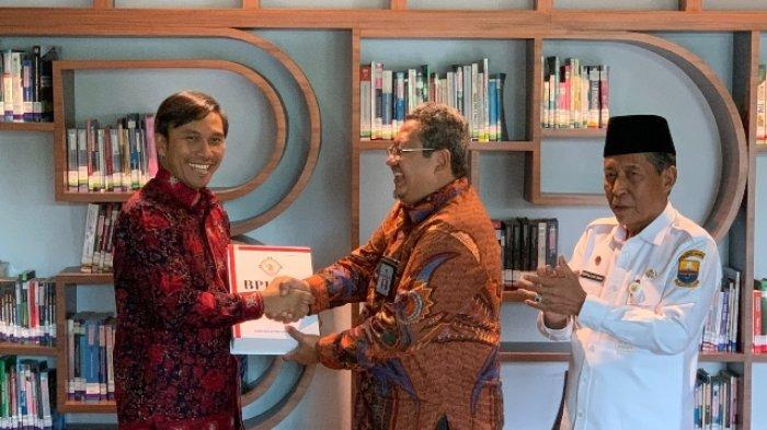 Ketua DPRD Provinsi Jambi, Edi Purwanto menerima berkas penyerahan laporan hasil pemeriksaan BPK RI atas laporan keuangan pemerintah Provinsi Jambi, Rabu (21/12) di Kantor BPK Perwakilan Provinsi Jambi.