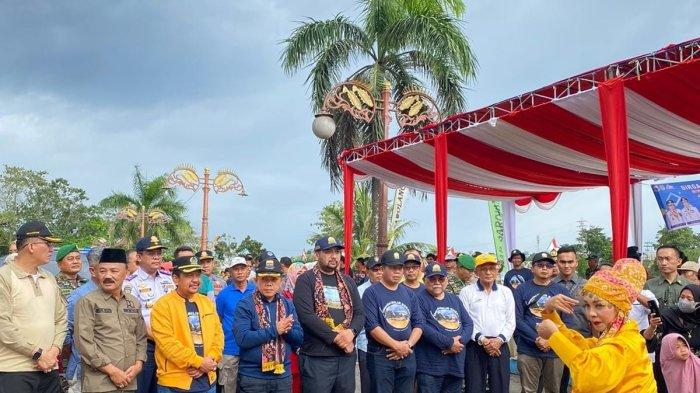 Wakil Ketua DPRD Provinsi Jambi sekaligus sebagai ketua Yayasan Sahabat Sungai Batanghari (YSSB), Pinto Jayanegara menghadiri dan membuka pada acara pelepasan ekspedisi Milir Berakit 1, Jumat (30/12) lalu.