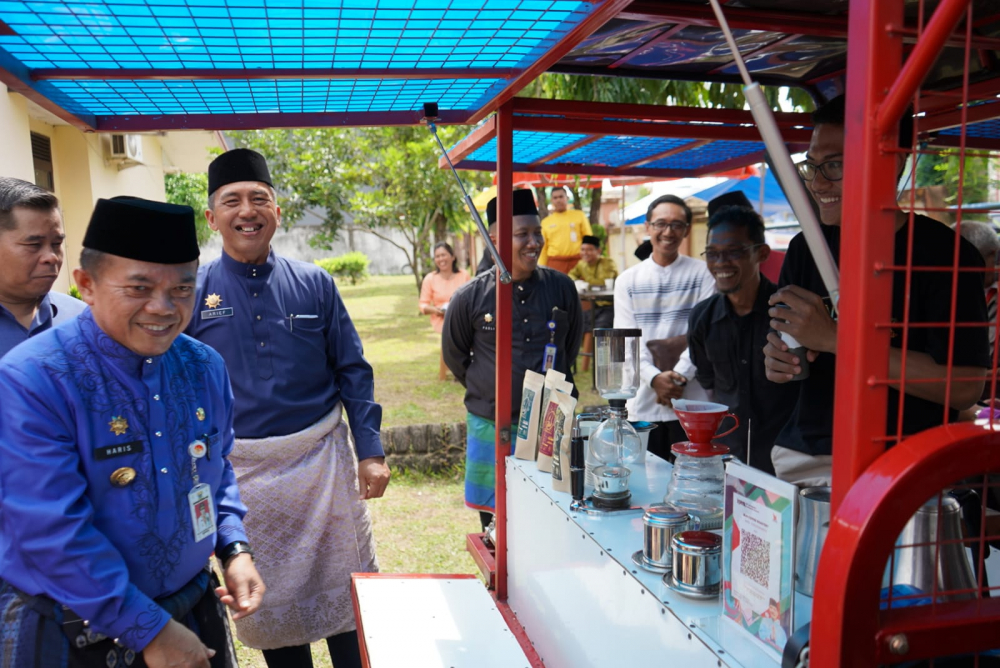 Gubernur Jambi Al Haris saat meresmikan gerai disabilitas