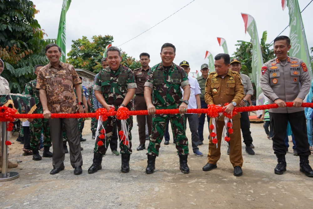 Gubernur Jambi, Pangdam II Sriwijaya, Danrem 042/Gapu pada penutupan Karya Bhakti TNI