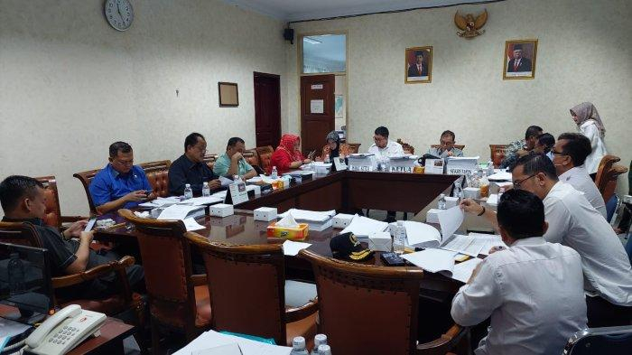 Anggota Komisi III DPRD Provinsi Jambi laksanakan Rapat Dengar Pendapat (RDP) dengan Dinas Perhubungan Provinsi Jambi, Senin (16/1/2023).