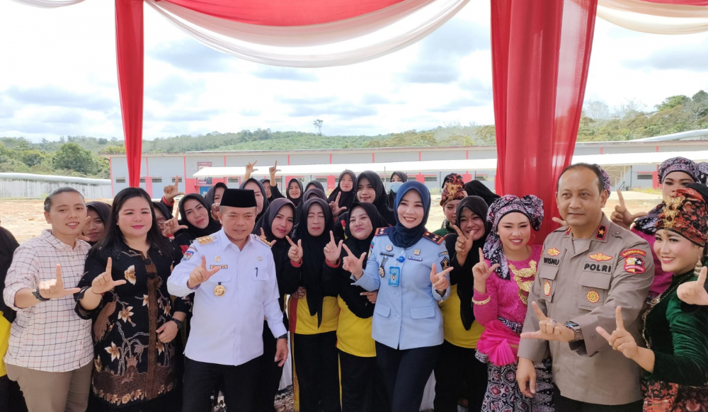 Gubernur Jambi Al Haris bersama warga binaan Lapas Perempuan Klas IIB Muara Jambi.