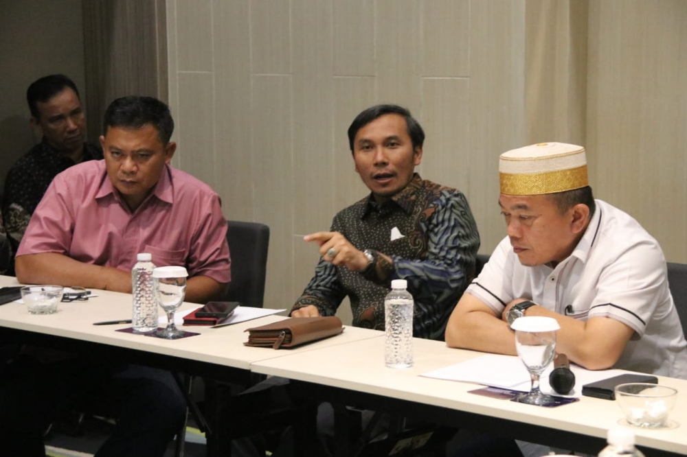 Ketua DPRD Provinsi Jambi, Edi Purwanto menghadiri rapat di Hotel Mercure, Kemayoran Jakarta terkait jalan khusus batu bara, Selasa malam (7/2).