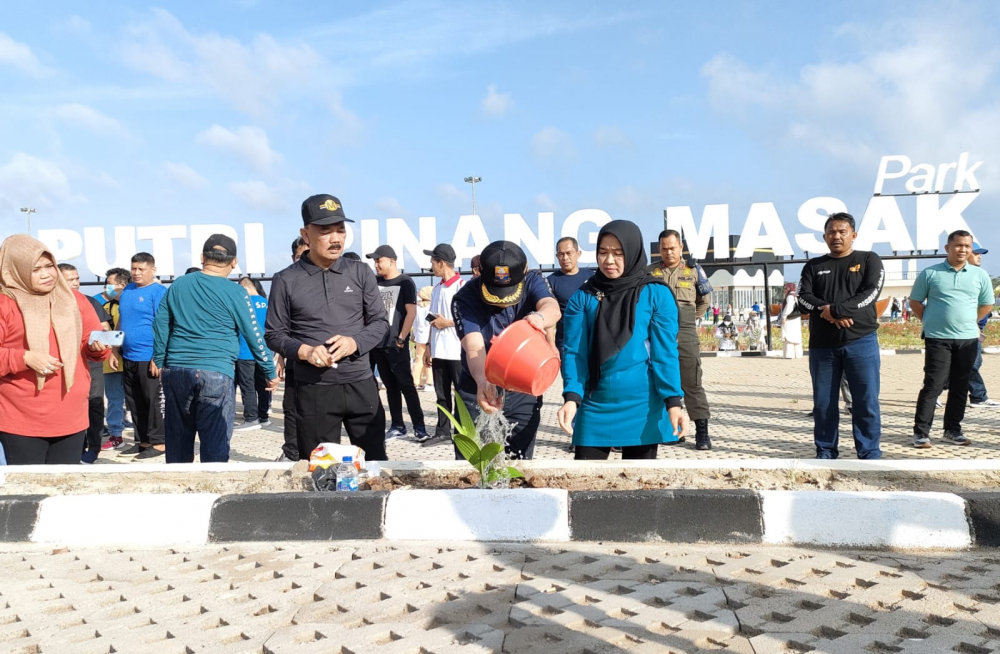 Gubernur Jambi Al Haris bersama Ketua TP PKK Provinsi Jambi Hesnidar Haris menanam pohon pinang di taman Putri Pinang Masak