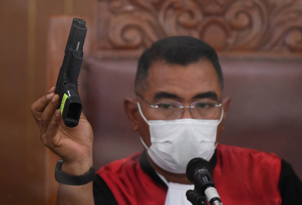 Hakim menunjukkan barang bukti senjata HS dalam sidang lanjutan kasus pembunuhan Brigadir Yosua Hutabarat dengan terdakwa Ferdy Sambo dan Putri Chandrawathi di PN Jakarta Selatan