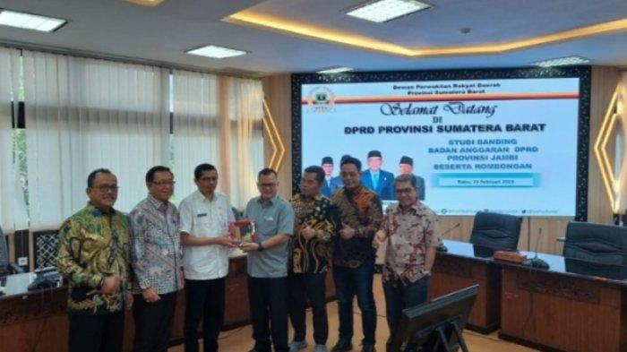 Anggota Badan Anggaran di DPRD Provinsi Jambi melakukan studi banding ke DPRD Provinsi Sumatra Barat, Rabu (22/2/2023).