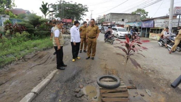 Anggota Komisi III DPRD Provinsi Jambi Ivan Wirata dan Fauzi Ansori tinjau kerusakan jalan Provinsi Jambi tepatnya di ruas jalan Dr Siwabessy, atau di wilayah Buluran Kota Jambi.