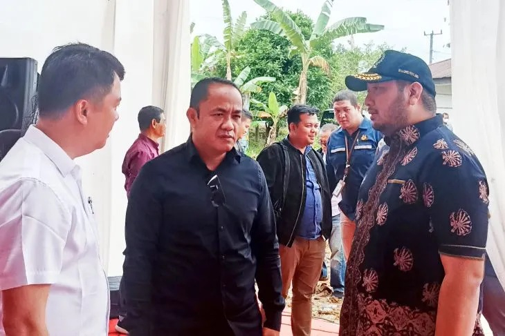 Wakil Ketua DPRD Provinsi Jambi Pinto Jayanegara mendampingi Direktorat Jenderal Mineral dan Batubara Kementerian ESDM M. Idris Sihite untuk meninjau langsung progres jalan khusus angkutan batu bara di Desa Teluk Jambu, Muarojambi pada Selasa (28/2).