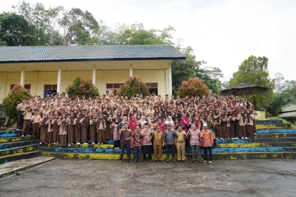 Gubernur Jambi Al Haris bersama siswa dalam kunjungan kerja ke Batang Asa