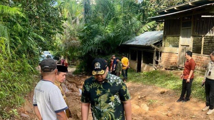 Wakil Ketua DPRD Provinsi Jambi, Pinto Jayanegara mendampingi Gubernur Jambi, Al Haris beberapa waktu lalu dalam kunjungan kerja ke Kecamatan Batang Asai