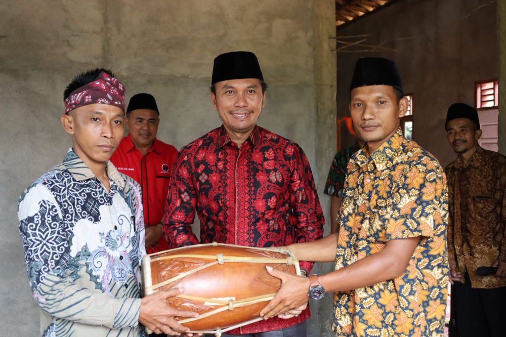 Ketua DPRD Provinsi Jambi berikan bantuan alat kesenian pada dua Paguyuban di Singkut